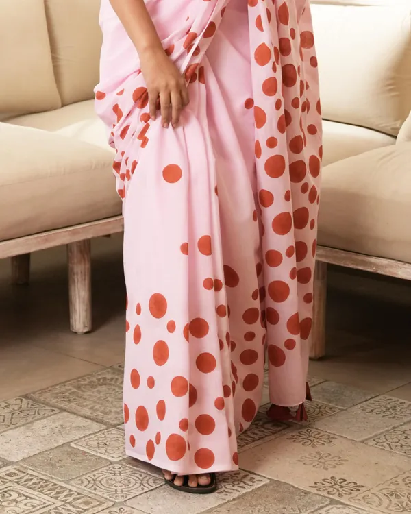 Pink_Cotton_Polka_Dot_Printed_Mul_Saree_With_Tassels_For_Women